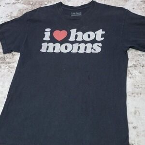 I Heart Hot Moms Graphic Tee Novelty Streetwear Funny Y2K Style Size M